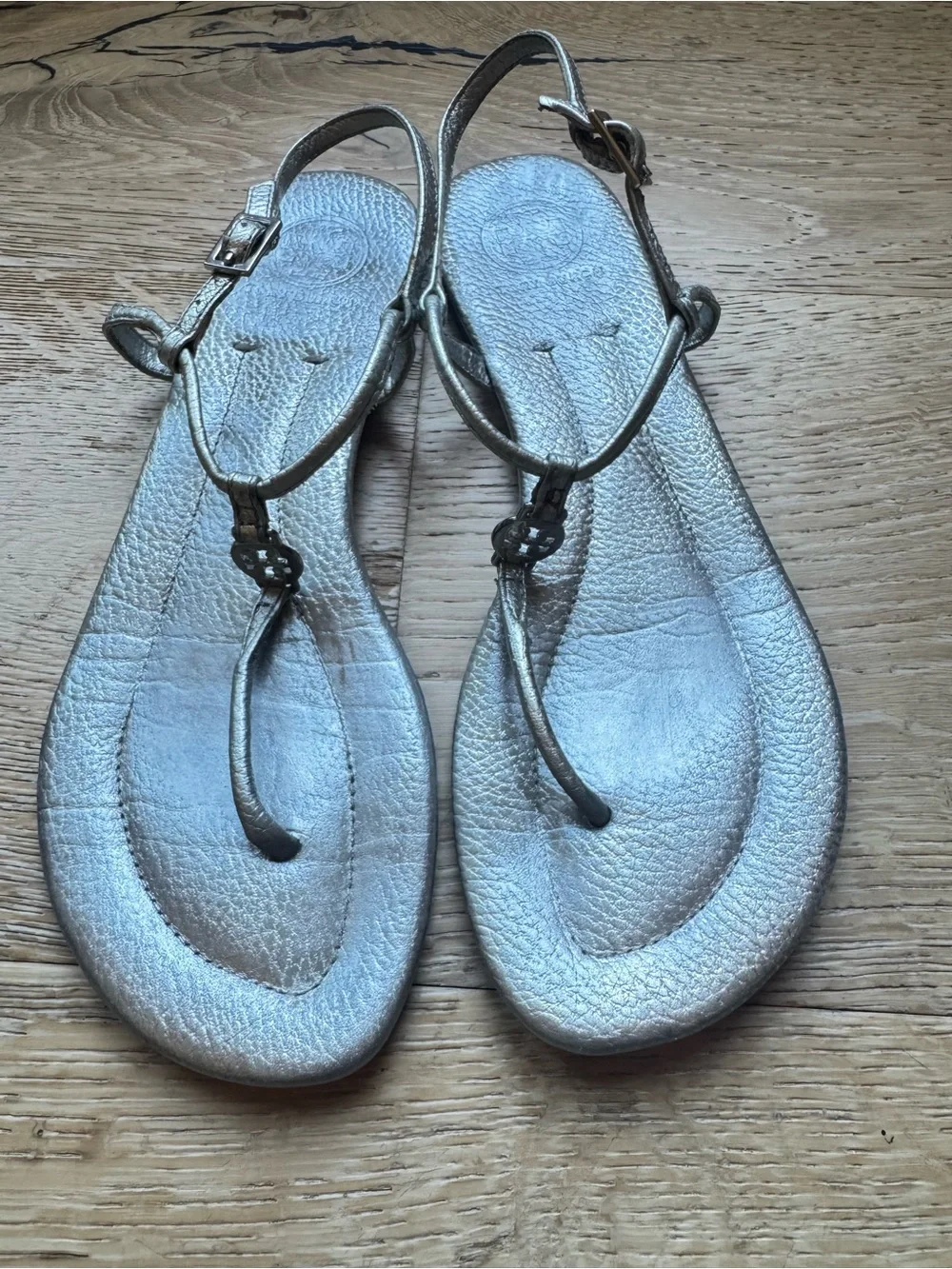 🔥Tory Burch Silver Small medallion sandales sz8–8.5 good Cond Price Firm !